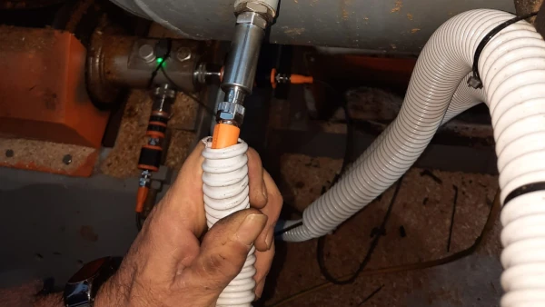 Técnico instalando sistema DIS